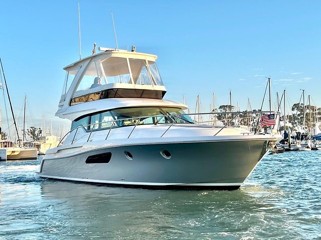 TIARA YACHTS F44 FLYBRIDGE