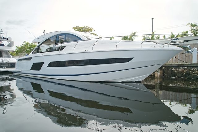 53' 2018 FAIRLINE TARGA 53 OPEN