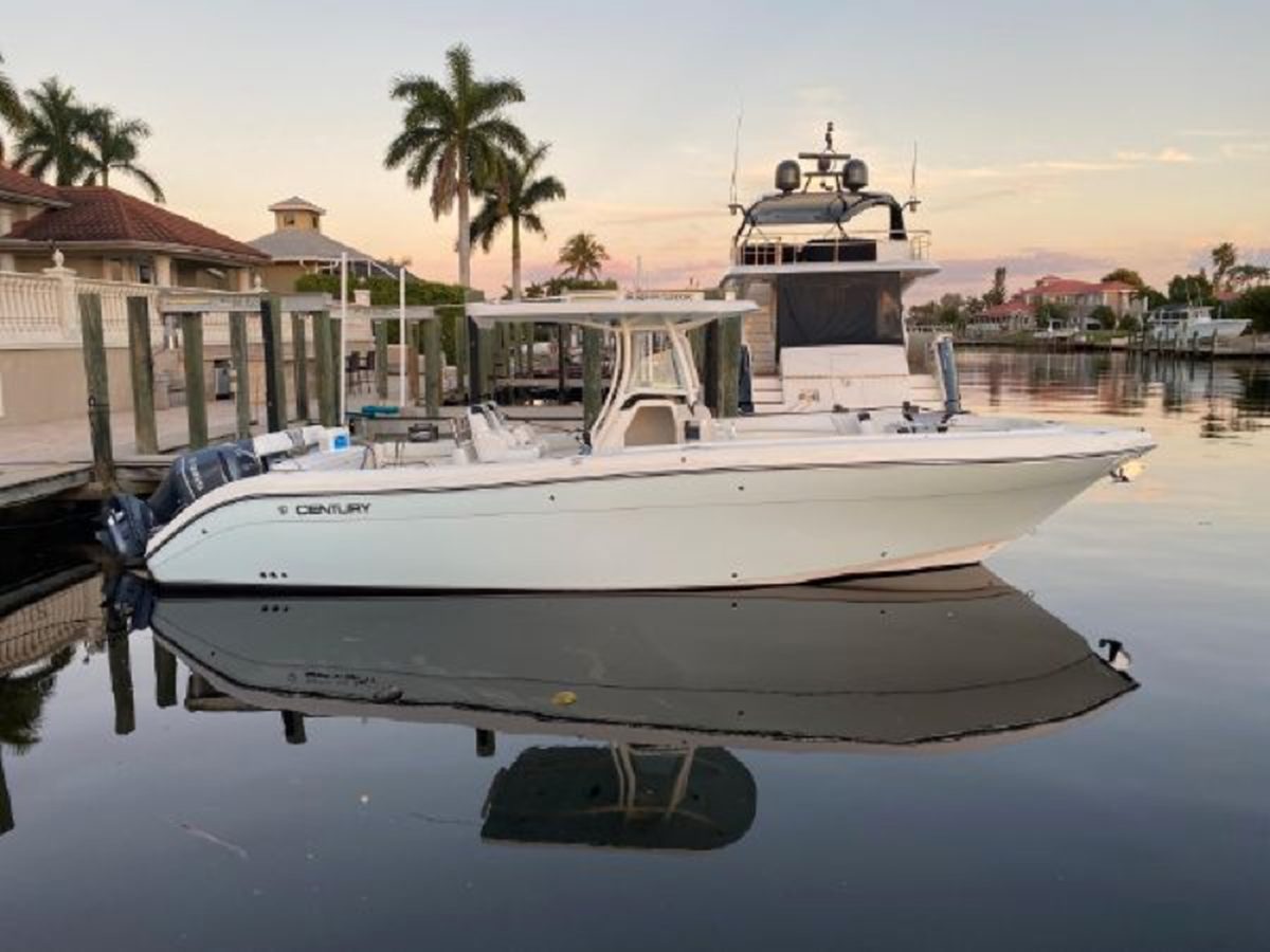2015 CENTURY 3200 CENTER CONSOLE