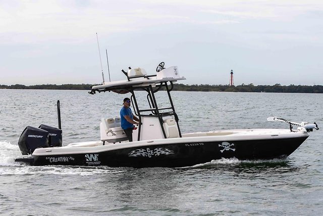 28' CAYMAS 281HB CENTER CONSOLE