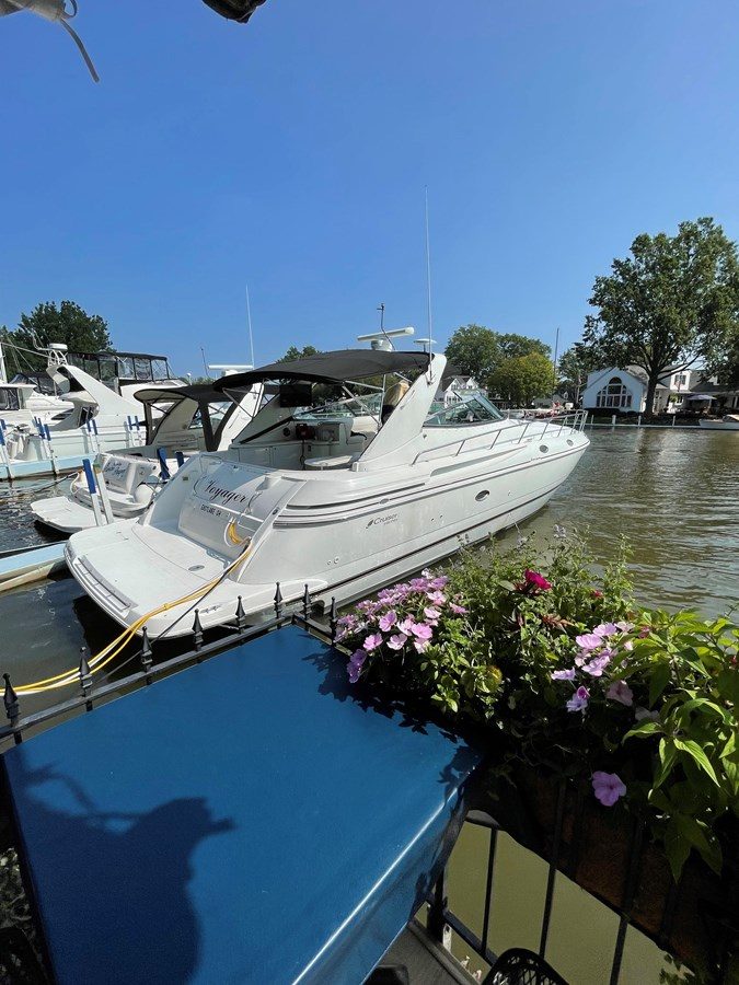 2002 CRUISERS YACHTS 4270 EXPRESS