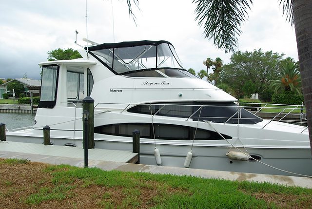 2001 CARVER 444 COCKPIT MOTORYACHT