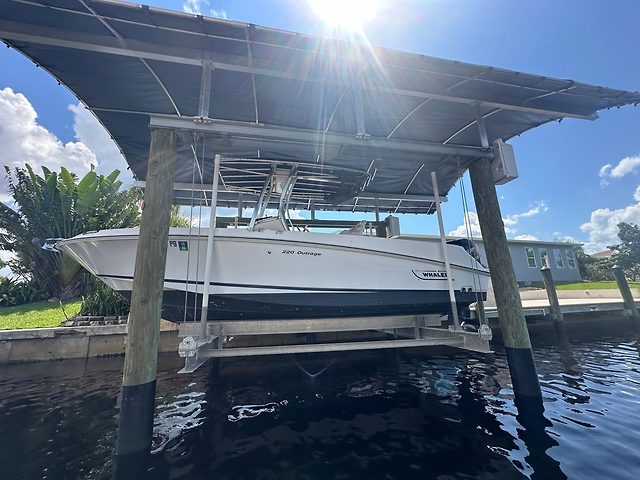 2010 BOSTON WHALER 220 OUTRAGE