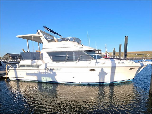 43' CARVER 1995 430 COCKPIT MOTOR YACHT