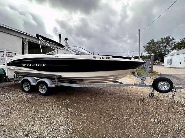 2011 BAYLINER 235BR