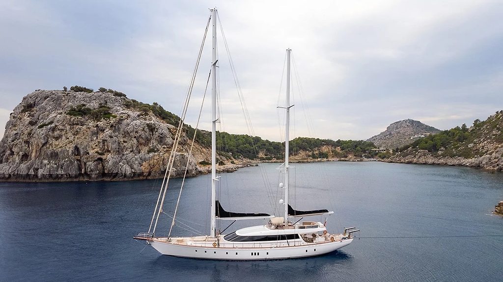 35 M Deluxe Motorsailor