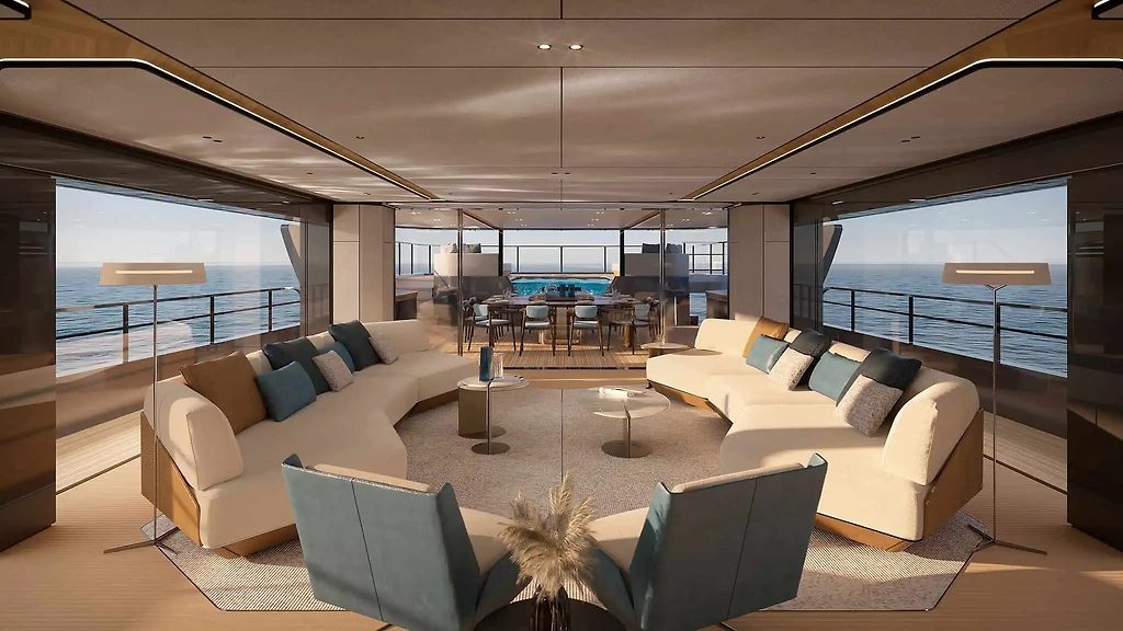 Yachtsalon mit runden Sofas und Essbereich, Meerblick durch umlaufende Fenster
