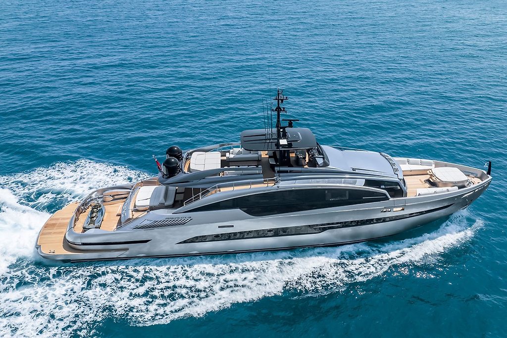 Motoryacht bei voller Fahrt auf offener See, Luftaufnahme