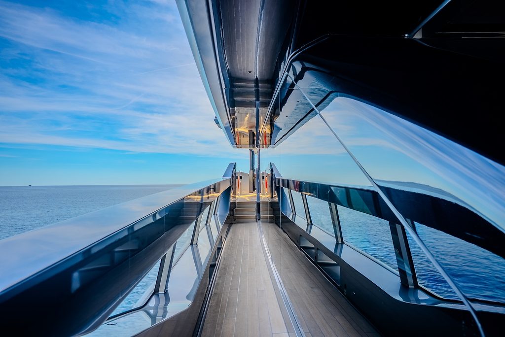 Seitendeck eines Superyachts mit Glasgeländer, Blick Richtung Bug auf See