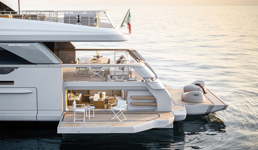 Heck einer Sanlorenzo SD132 Motoryacht mit ausklappbarer Badeplattform, vor Anker auf ruhigem Wasser