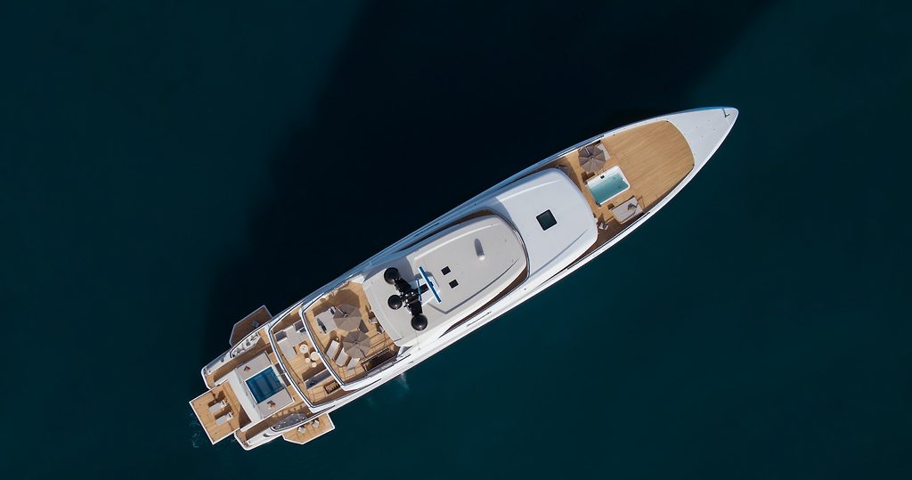Yacht à moteur vu d'en haut, ancré en pleine eau