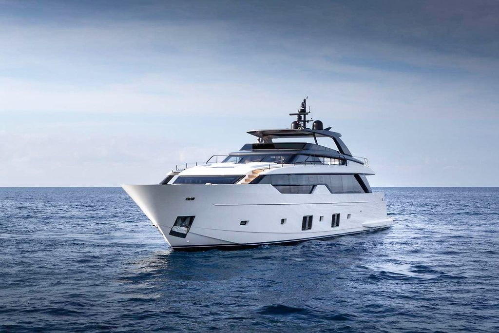 Yacht à moteur au mouillage en mer sous un ciel voilé