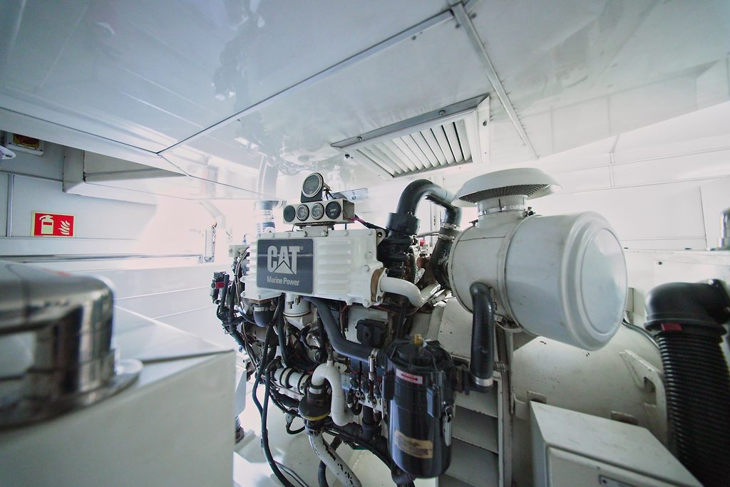 Schiffsdieselmotor und Generator im Maschinenraum einer Yacht