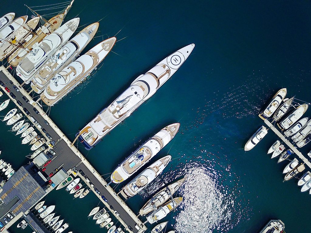 Vista aérea de superyates y barcos amarrados en un puerto deportivo