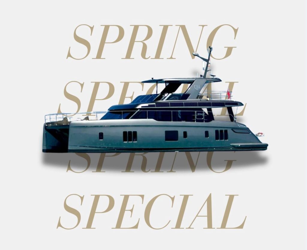 Yate a motor visto de perfil sobre fondo neutro, con texto superpuesto «Spring Special»