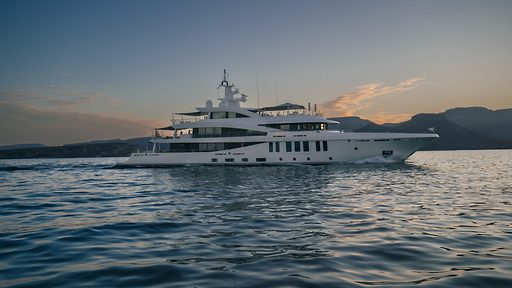 60m Amels MOONSTONE venduta con successo da breezeYachting.swiss