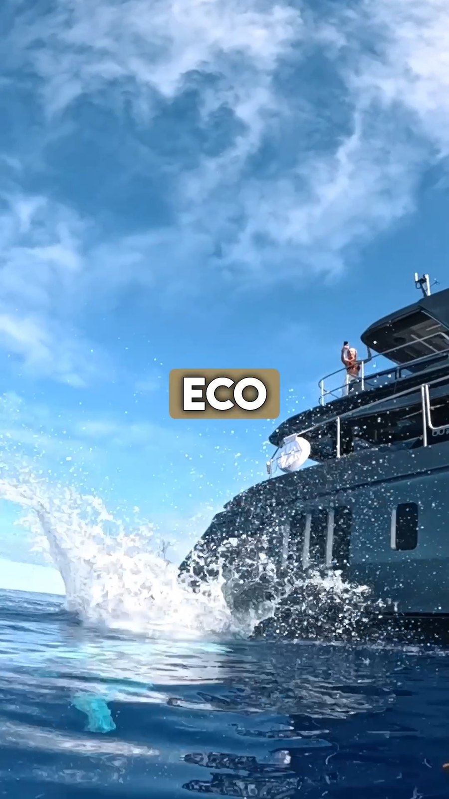 Bug einer Motoryacht durchpflügt Wellen mit Gischt, Person auf dem Oberdeck, auf See, Aufschrift "Eco"
