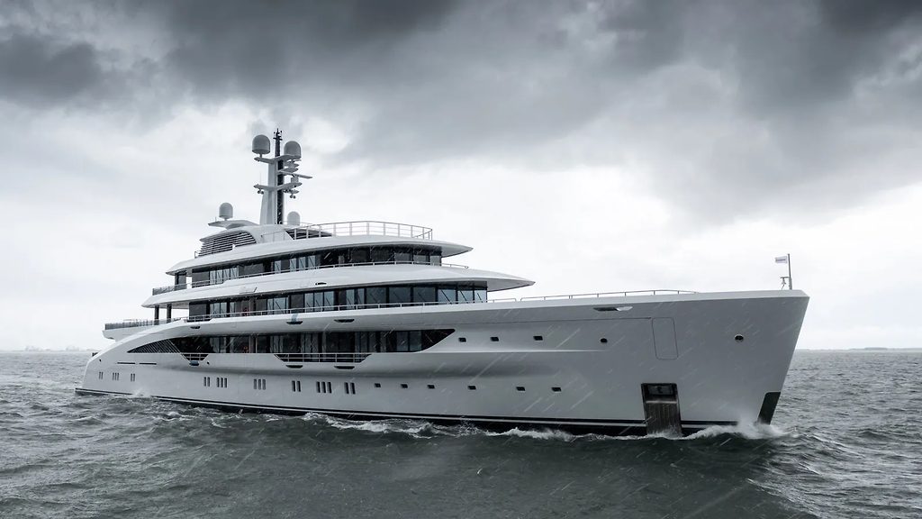 Superyacht naviguant sous un ciel orageux en mer ouverte