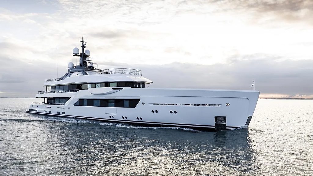 Superyacht naviguant en mer sous un ciel couvert