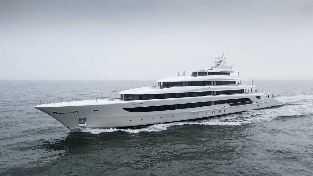 Superyacht naviguant en eau libre sous un ciel couvert