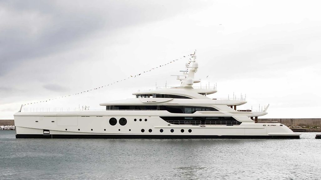 Superyacht avec pavillons de signalisation amarré à quai, ciel couvert