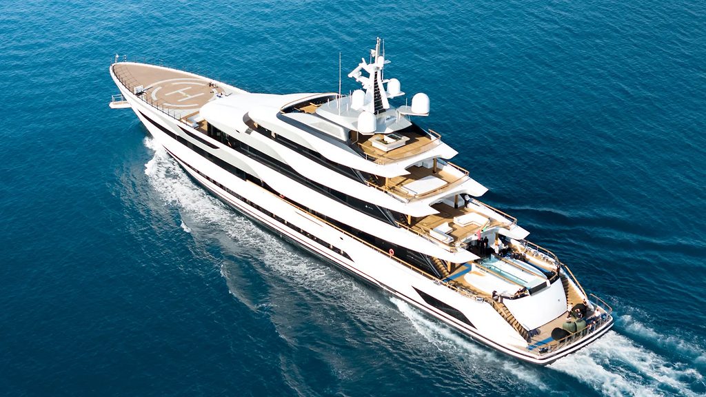 Superyacht avec héliport naviguant en mer, vue aérienne
