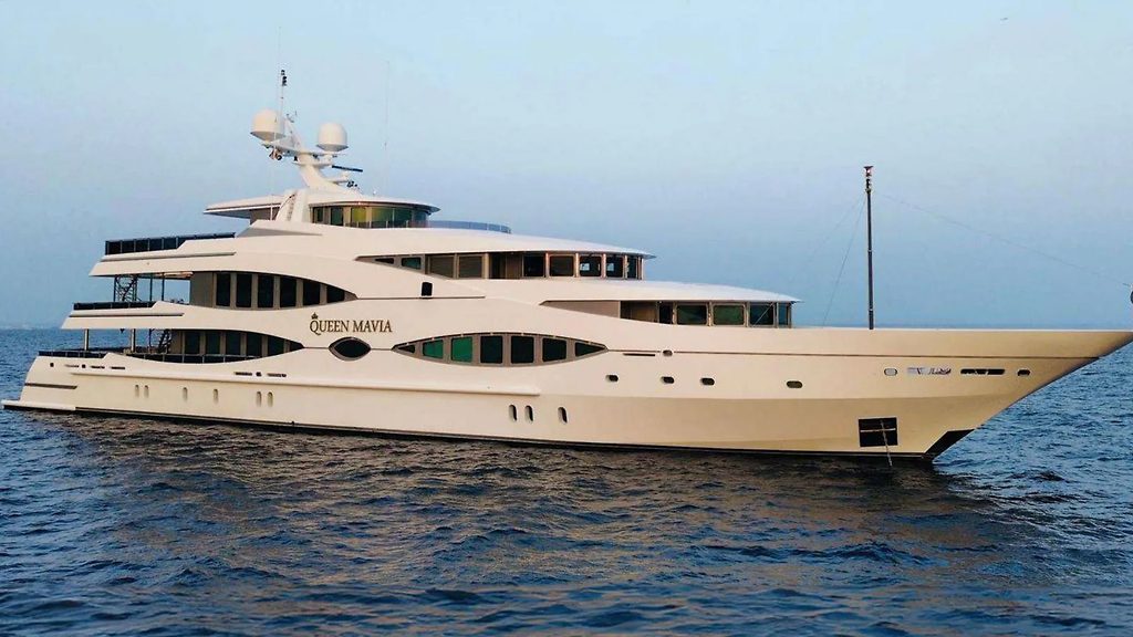 Superyacht Queen Mavia au mouillage en mer ouverte