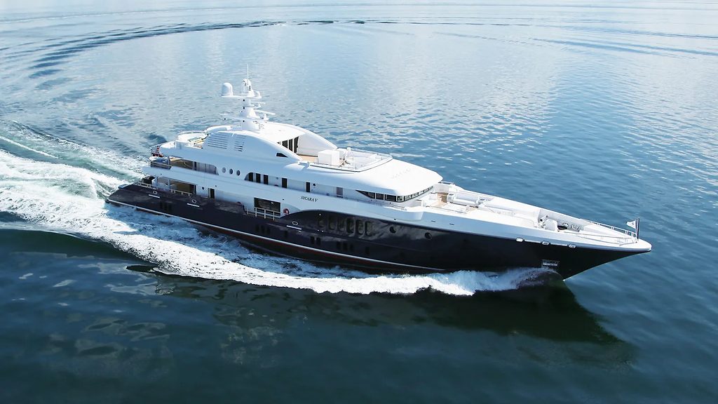 Superyacht naviguant en pleine eau, vue aérienne