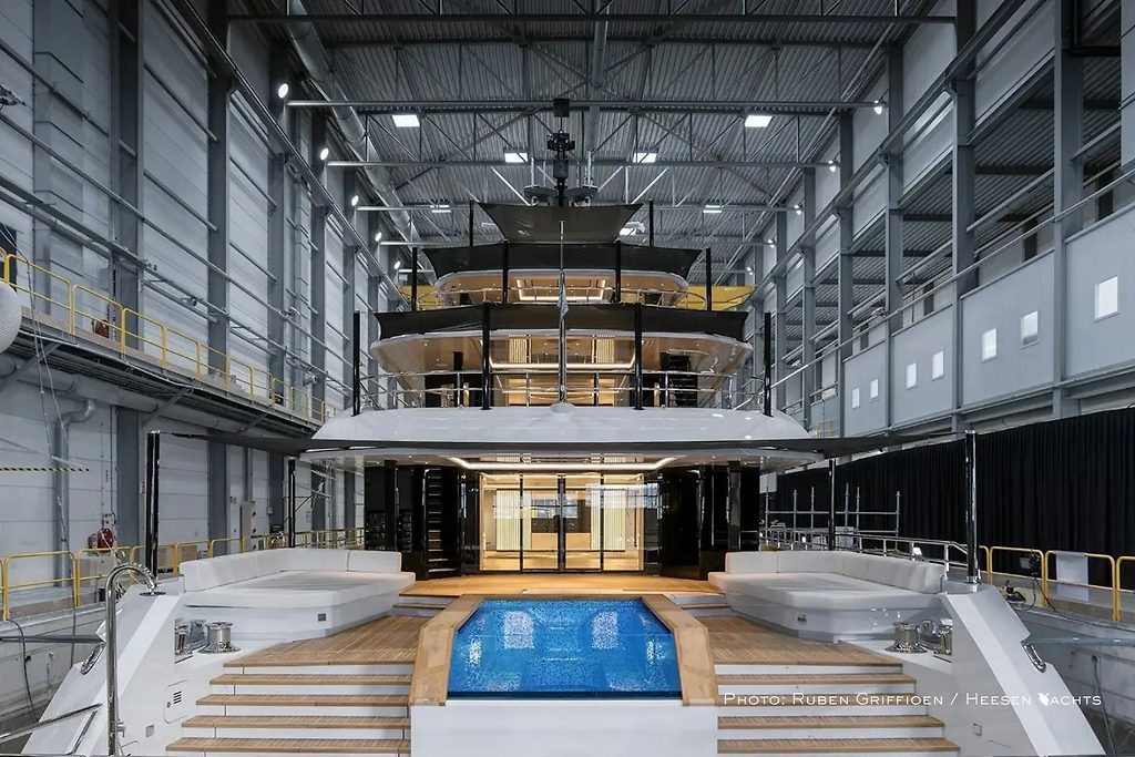 Poupe d'un superyacht avec pont piscine, vue d'en bas dans le hangar de construction