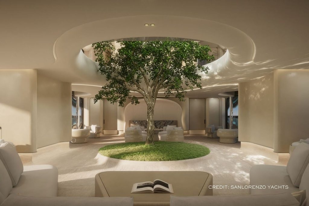 Yacht-Lounge mit einem lebenden Baum unter einem runden Dachfenster, umgeben von geschwungenen Sitzbereichen
