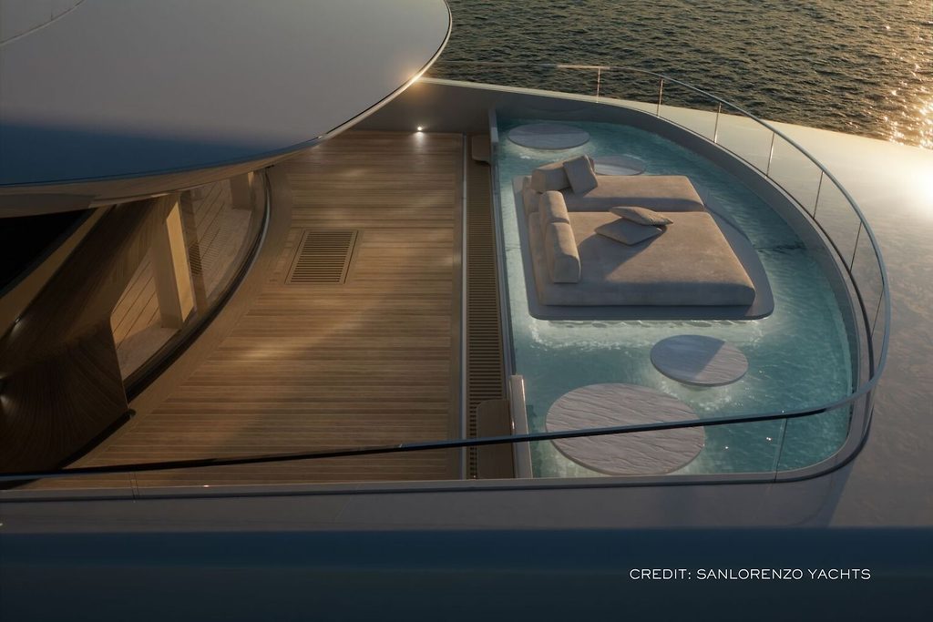 Pool mit schwimmender Loungeplattform auf dem Achterdeck einer Superyacht, in der Abenddämmerung