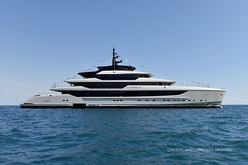 Sanlorenzo 74: il virtuosismo dell’acciaio. All’interno dello yacht da 73 metri con un albero vivo a bordo