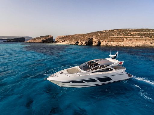 Inseguendo il vento: consegna epica di uno yacht da St. Tropez alla Sardegna
