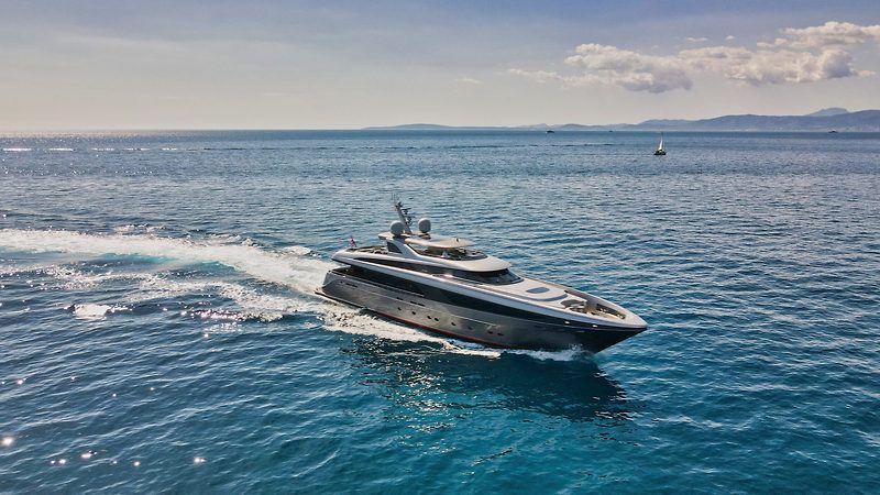 BREEZEYACHTING.SWISS SELLS 39M SMOOTH OPERATOR ON OPENINGMORNING IN CANNES