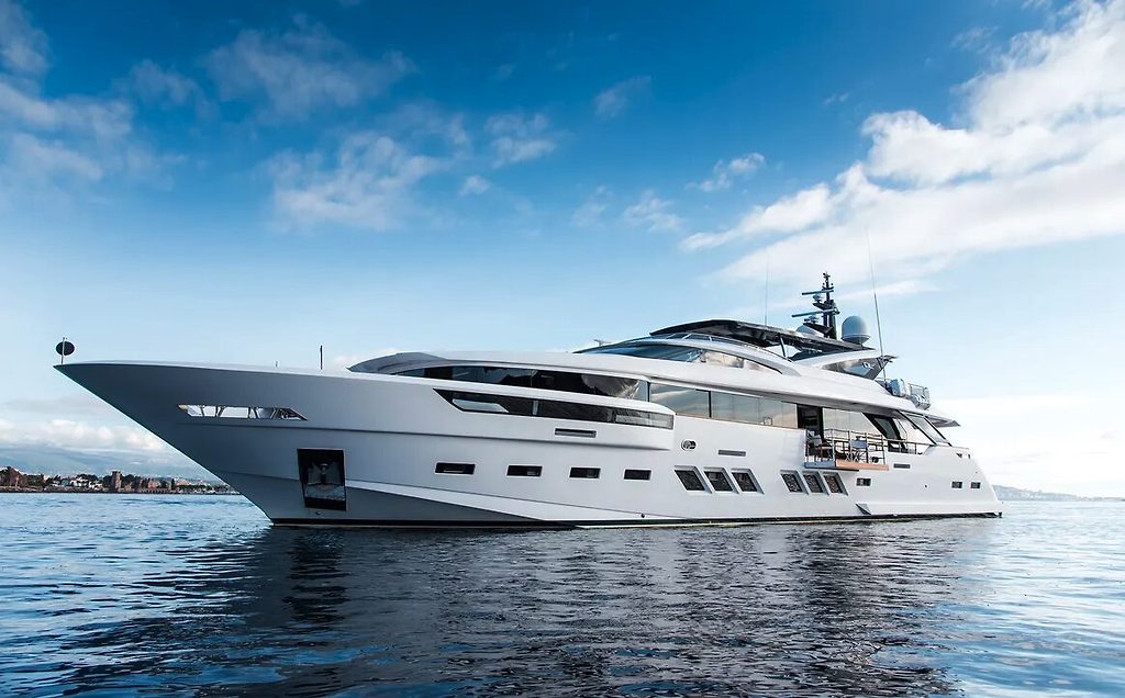 The brokerage market remained dynamic. Nearly ten yachts entered the market, including well-known names from shipyards such as Heesen, Sunseeker, Benetti, and Sanlorenzo. On the sales side, three yachts changed hands, including a 36-metre Swiftships, a 34-metre Leopard, and a 25-metre Pershing.