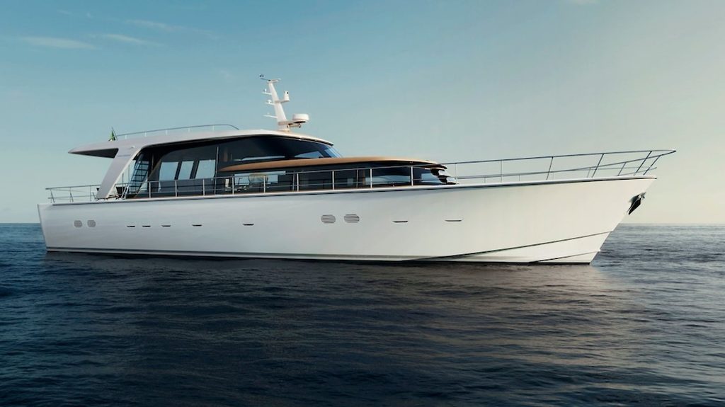 Yacht a motore con flybridge, alla deriva su acque calme e aperte