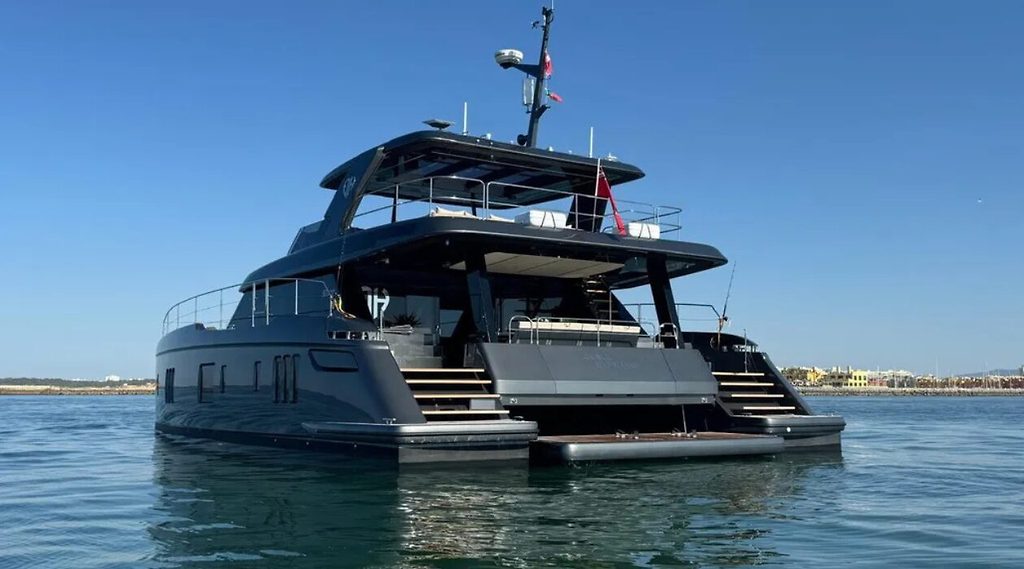 Катамаран Sunreef 60 Power на якоре у берега, вид с кормы
