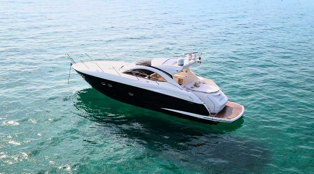 Моторная яхта Sunseeker Portofino 48 на якоре в бирюзовой воде