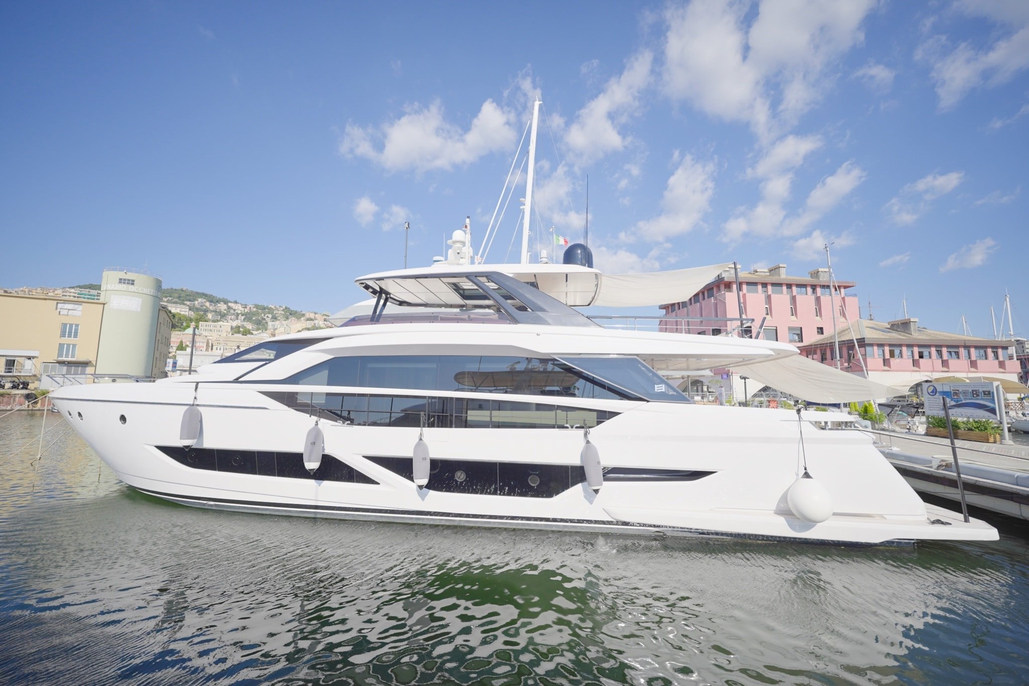 Ferretti 860