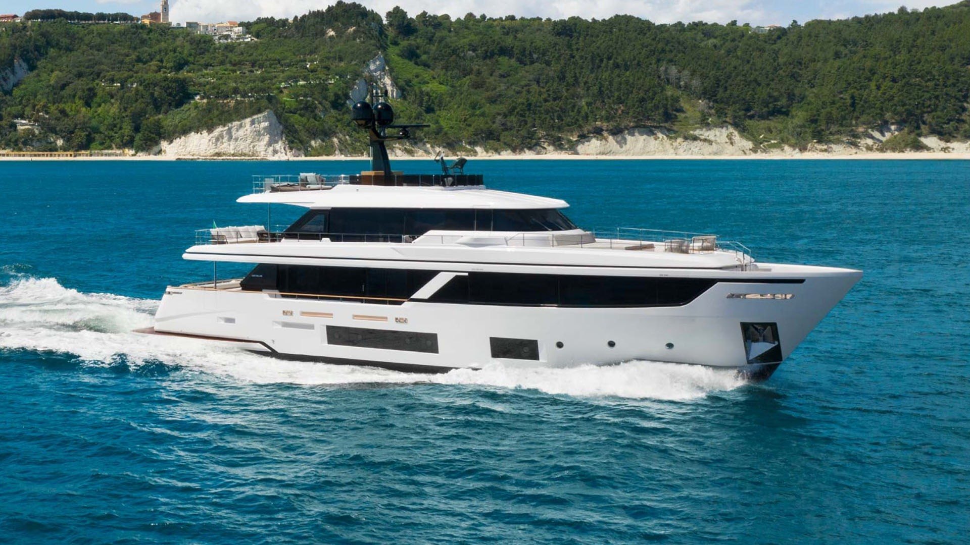 Custom Line 120′ (en anglais)