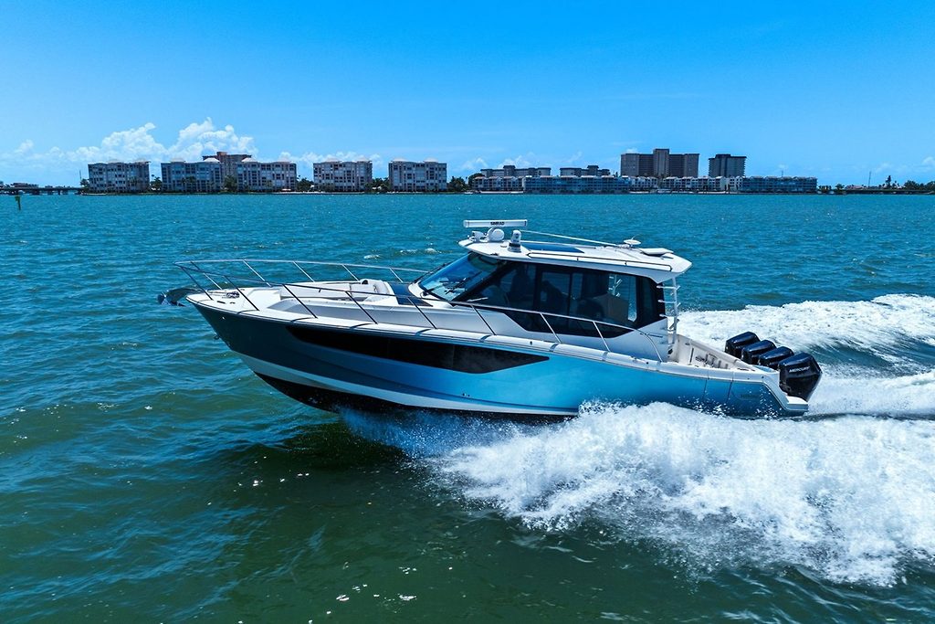 BOSTON WHALER 405 CONQUEST