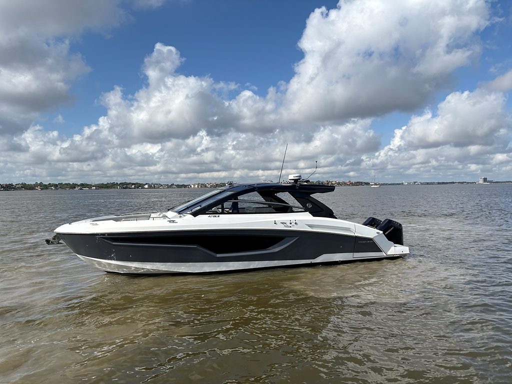 CRUISERS YACHTS 42 GLS OUTBOARD
