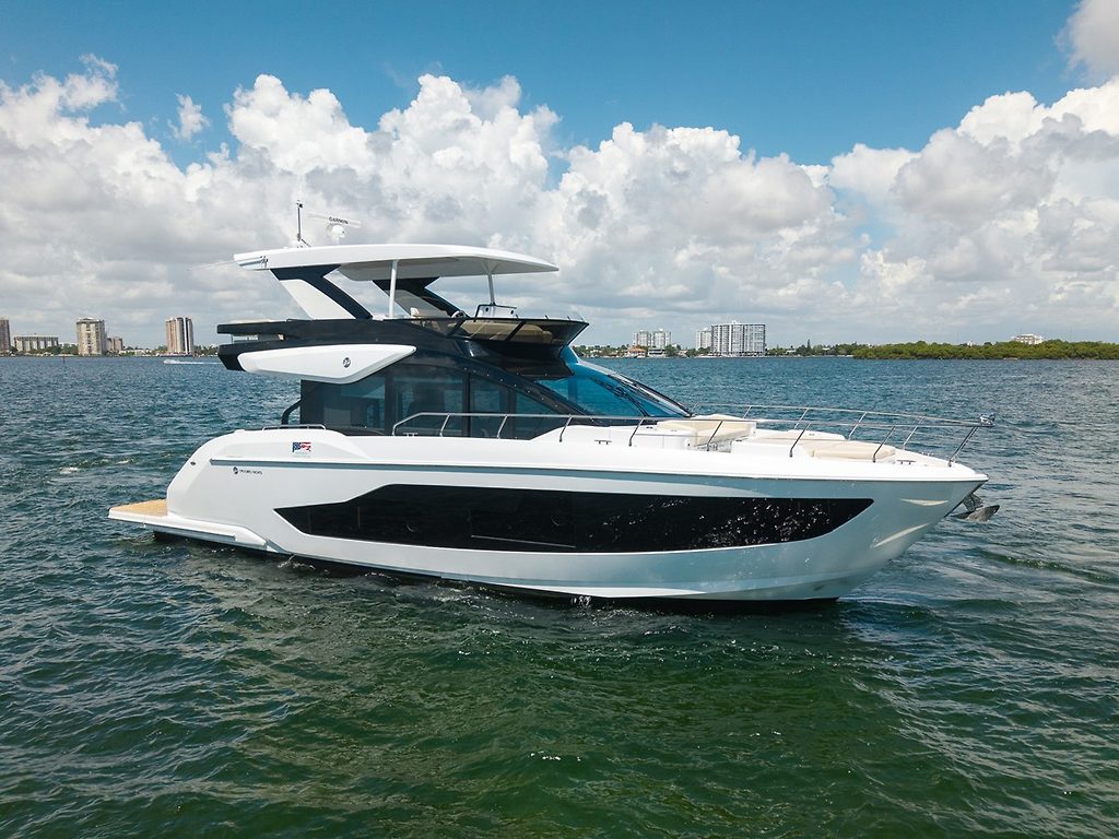 Cruisers Yachts 57 Fly