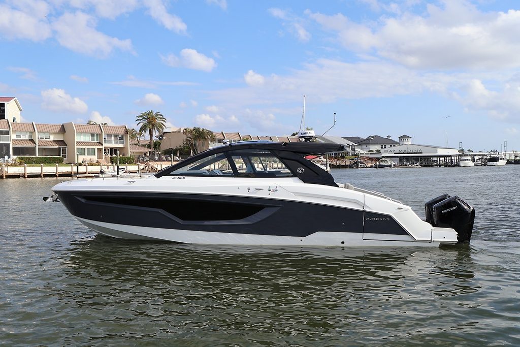 CRUISERS YACHTS 42 GLS OUTBOARD