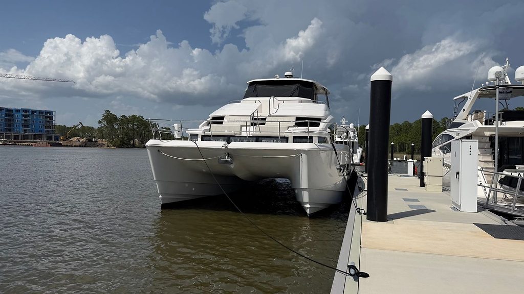 AQUILA 54 ENCLOSED BRIDGE