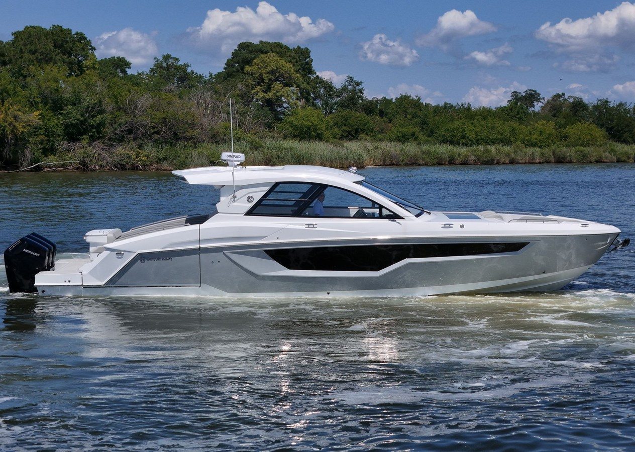 CRUISERS YACHTS 50 GLS OB