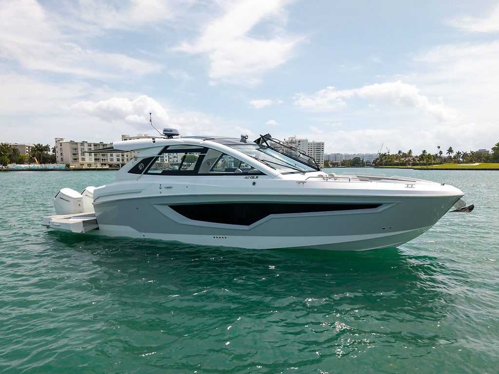 CRUISERS YACHTS 42 GLS OUTBOARD