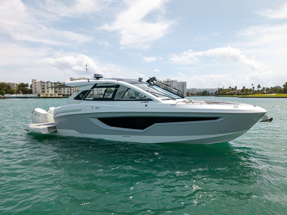 CRUISERS YACHTS 42 GLS OUTBOARD